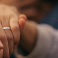Aprenda em qual mão se usa aliança de namoro