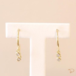 Brinco argola fina com três pontos luz banhado a ouro 18k