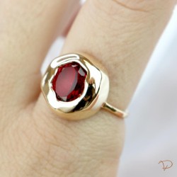 Anel redondo com zircônia pink central banhado a ouro 18k