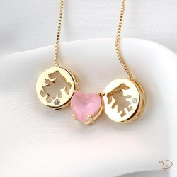 Colar coração rosa com 2 meninas vazadas banhada a ouro 18k