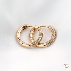 Brinco de argola frente cravejada 20mm P banhado a ouro 18k