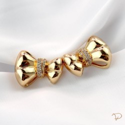 Brinco laço liso com fio cravejado banhado a ouro 18k
