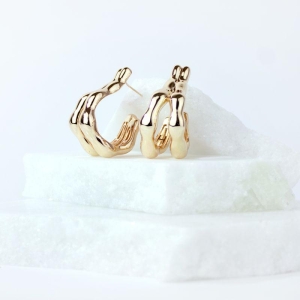 Brinco Orgânico Liso Banhado a Ouro 18k