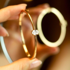 Bracelete Liso com Ponto de Luz Oval Banhado a Ouro 18k