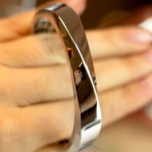 Bracelete Liso Curvado Banhado a Ouro Branco