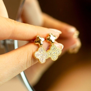 Brinco 2 Trevos Liso e Cravejado Banhado a Ouro 18k