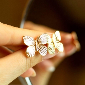 Brinco Borboleta Lisa com Detalhes Banhado a Ouro 18k