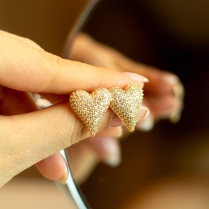 Brinco Coração Cravejado Bojudo Banhado a Ouro 18k