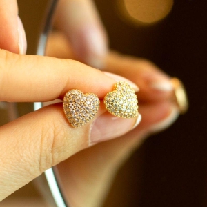 Brinco Coração Cravejado  Bojudo Banhado a Ouro 18k