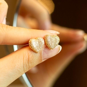 Brinco Coração Cravejado Côncavo Banhado a Ouro 18k
