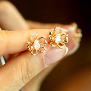 Brinco Flor Vazada com Zircônia Banhado a Ouro 18k