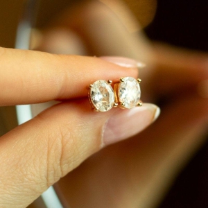 Brinco Ponto de Luz Oval Banhado a Ouro 18k