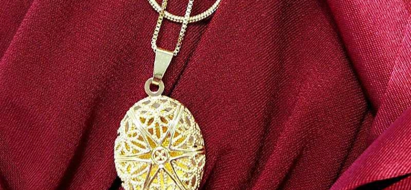 Brincos que combinam com vestido marsala: arrase no look!