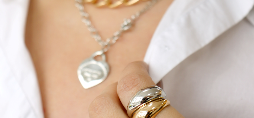 Ouro branco e ouro amarelo: os looks que combinam com cada banho