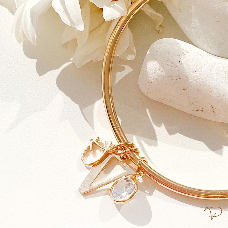 Bracelete liso inicial V banhado a ouro 18k