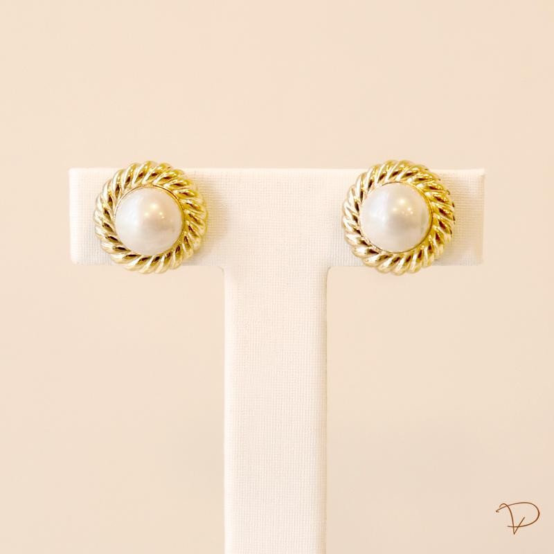Brinco trabalhado pérola banhado a ouro 18k
