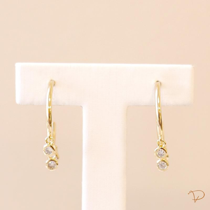 Brinco argola fina com três pontos luz banhado a ouro 18k
