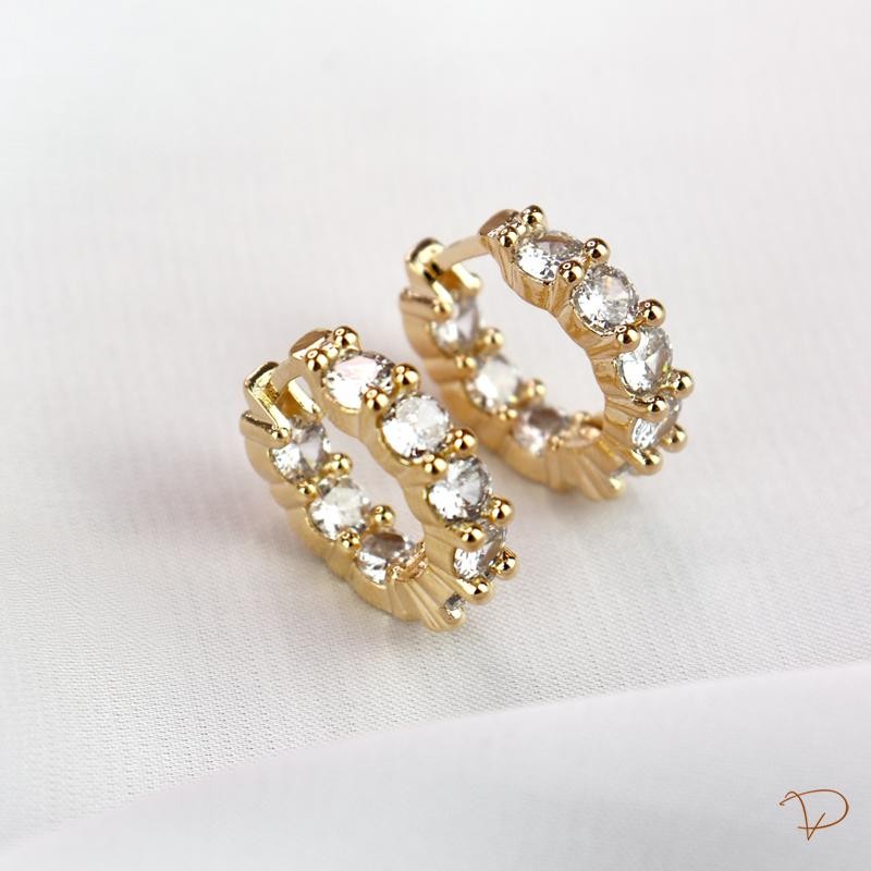 Brinco de argola encaixe com zircônias M banhado a ouro 18k