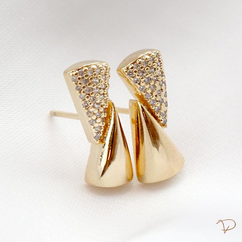 Brinco dois triângulos liso e cravejado banhado a ouro 18k