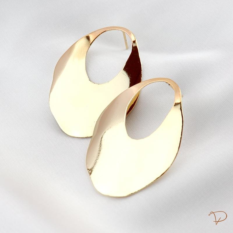 Brinco oval vazado curvas banhado a ouro 18k