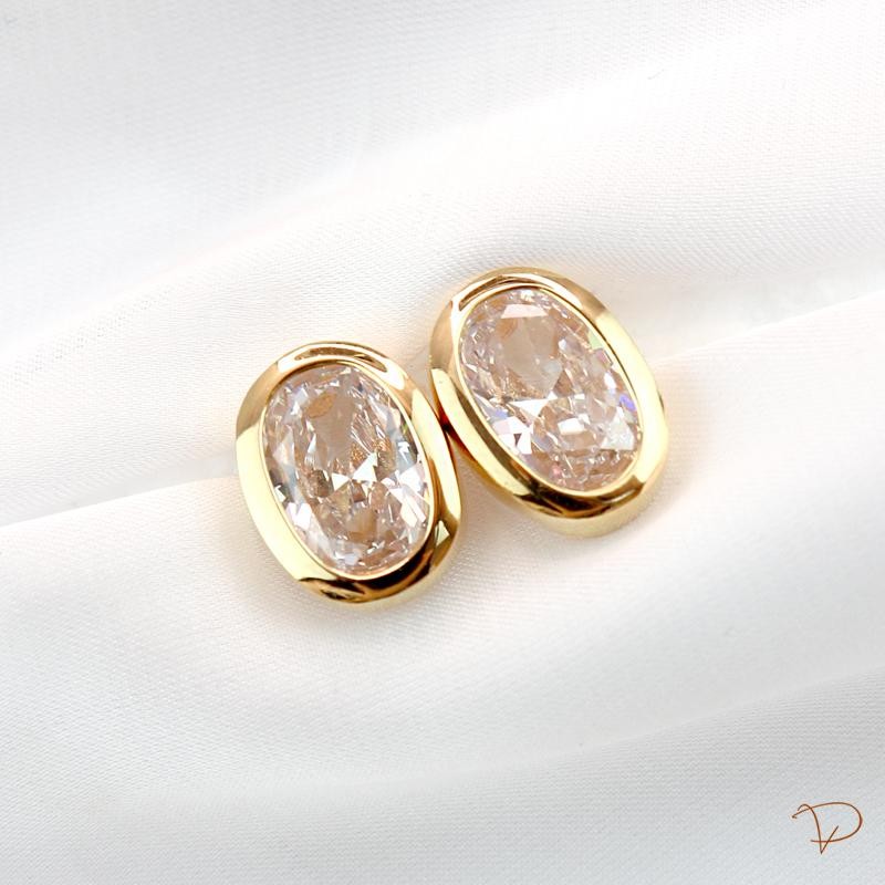 Brinco oval cristal com entorno liso banhado a ouro 18k