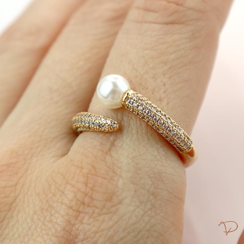 Anel cravejado com ponta de pérola banhado a ouro 18k