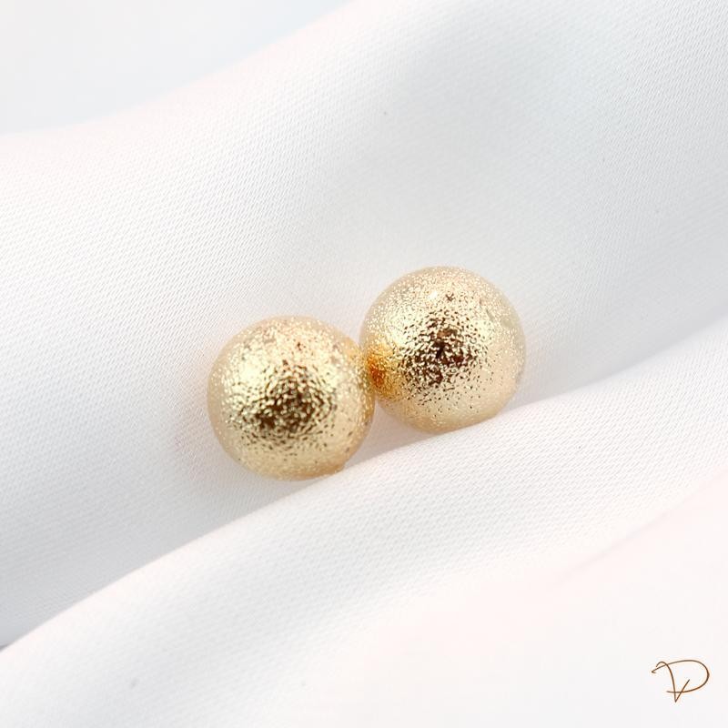 Brinco bola fosca 12 mm banhado a ouro 18k