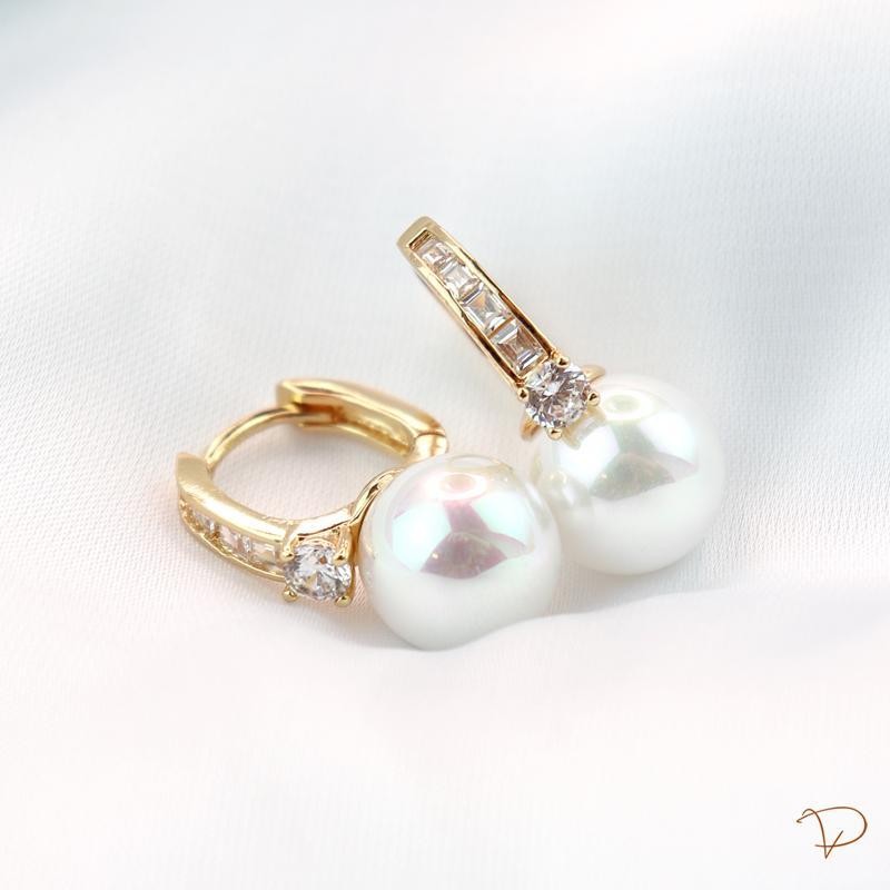 Brinco de argola baguetado com pérola banhado a ouro 18k
