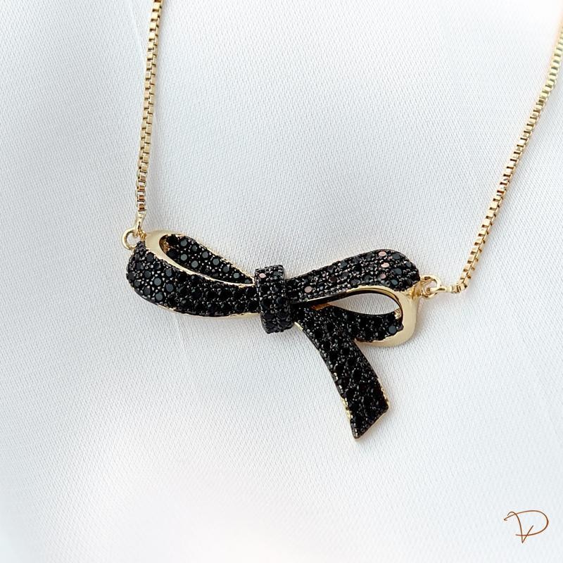 Colar laço de zircônias negras banhado a ouro 18k