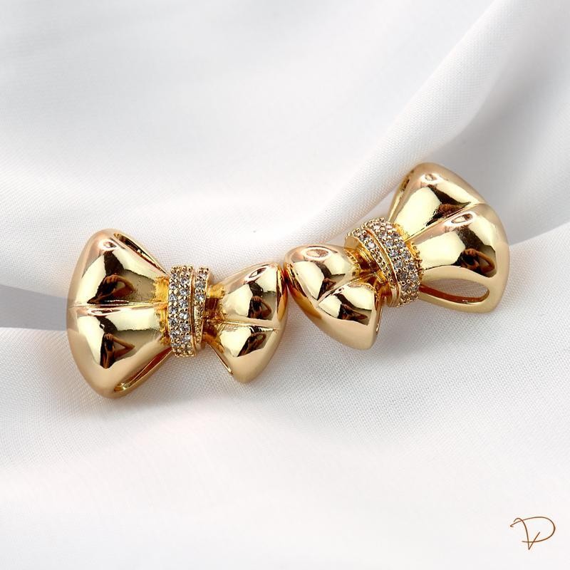 Brinco laço liso com fio cravejado banhado a ouro 18k