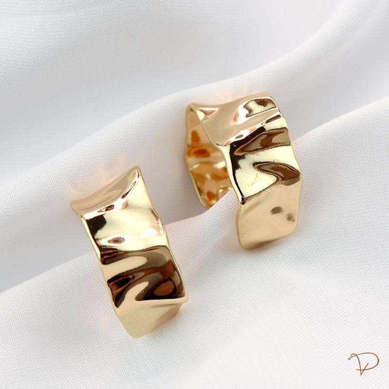 Brinco meia argola amassado P banhado a ouro 18k