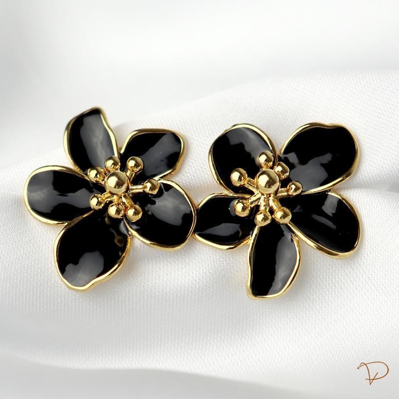 Brinco flor esmaltada preta miolo bolinhas banhado a ouro 18k