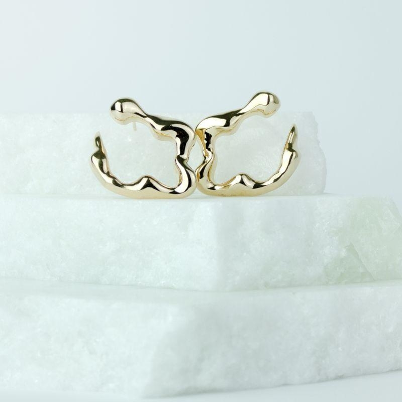 Brinco Orgânico Vazado Banhado a Ouro 18k