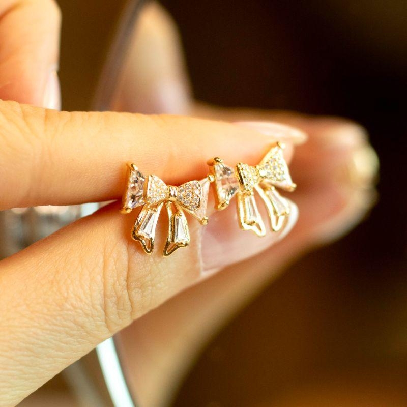 Brinco Laço Cravejado e Baguetado Banhado a Ouro 18k