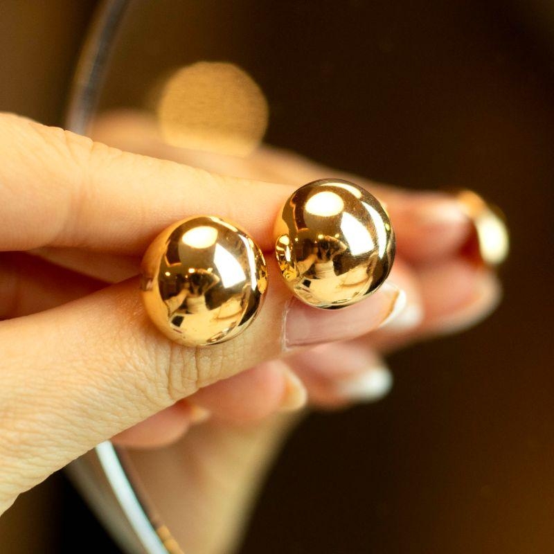 Brinco Meio Bola Lisa Banhado a Ouro 18k