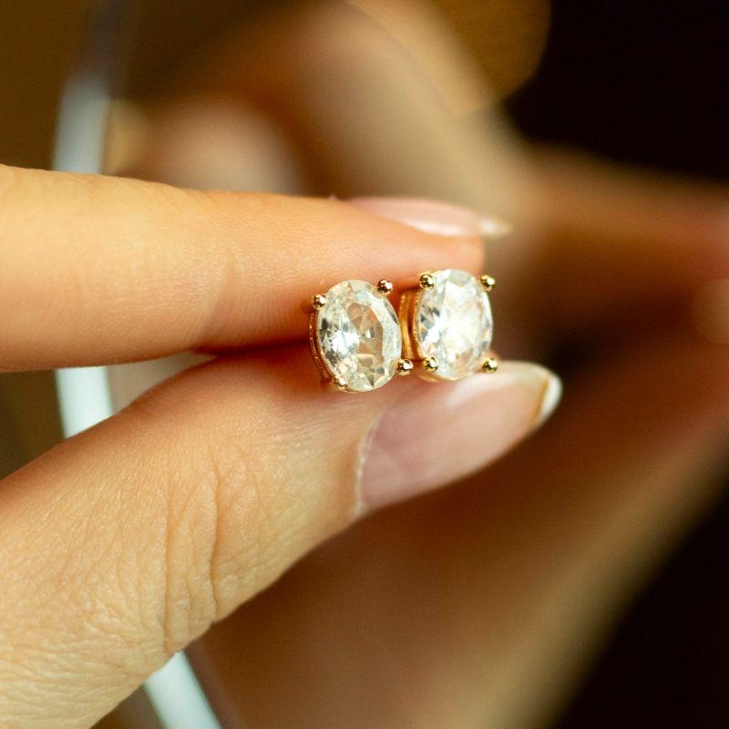 Brinco Ponto de Luz Oval Banhado a Ouro 18k