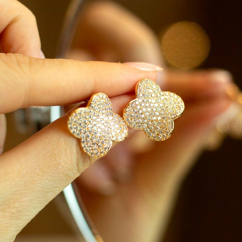 Brinco Trevo Cravejado Ondulado Banhado a Ouro 18k