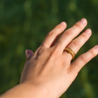 Saiba como medir o dedo e descobrir o seu tamanho de anel!