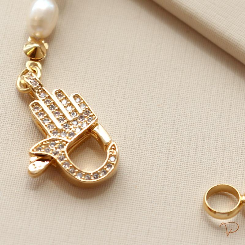 Pulseira de perolas de água doce e fecho cravejado mão de Fátima banhado em ouro 18k