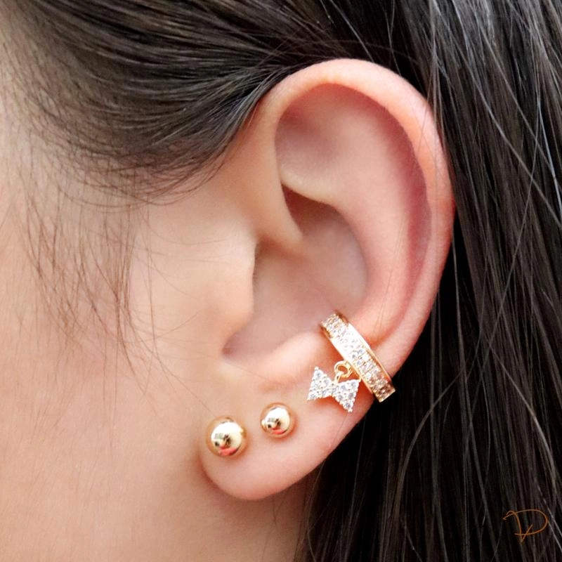 Piercing fake laço cravejado em zircônias banhado a ouro 18k