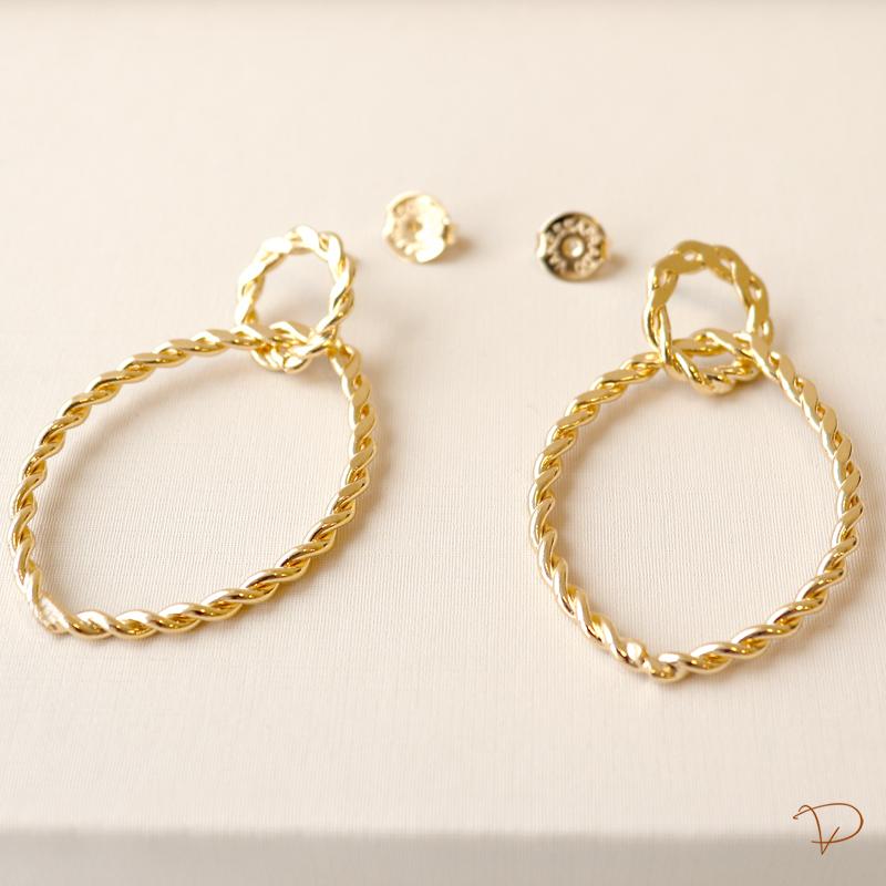 Brinco fixo torcido banhado a ouro 18k