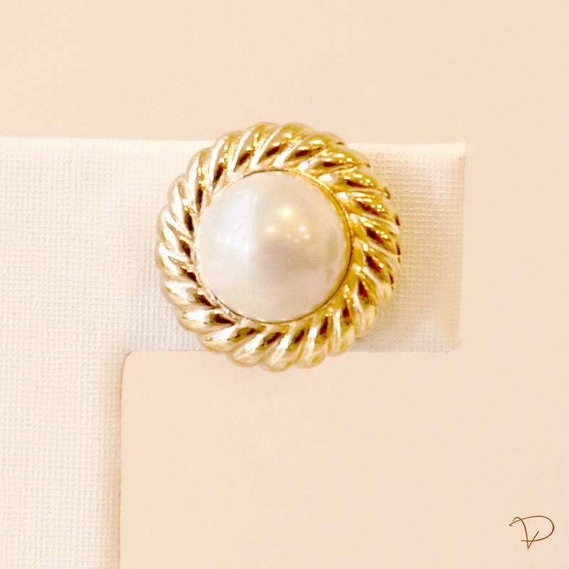 Brinco trabalhado pérola banhado a ouro 18k