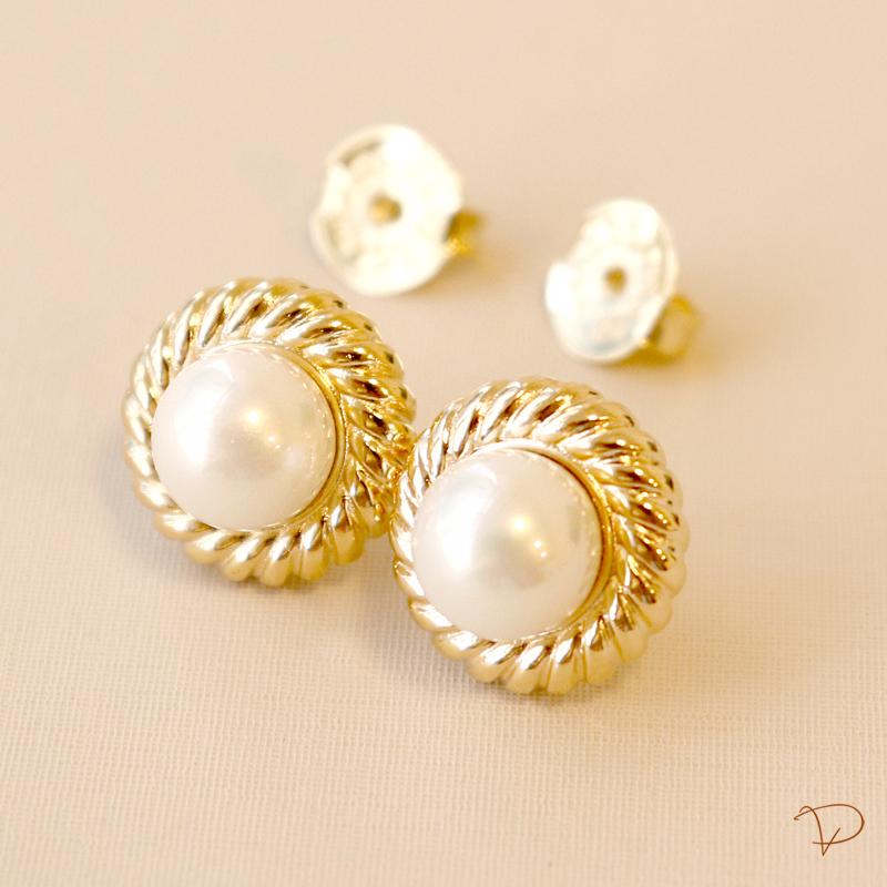 Brinco trabalhado pérola banhado a ouro 18k