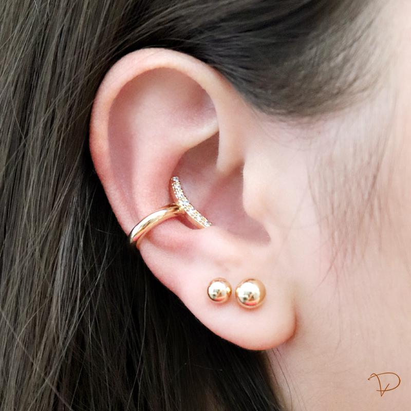 Piercing fake com uma fileira interna cravejada em zircônias banhado a ouro 18k