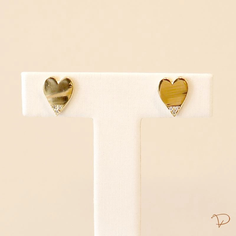 Brinco fixo formato coração com a ponta cravejada em zircônias banhado a ouro 18k