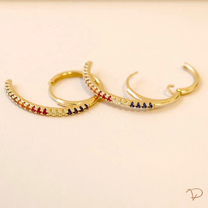 Brinco fixo ear hook cravejado em zircônias colors banhado a ouro 18k