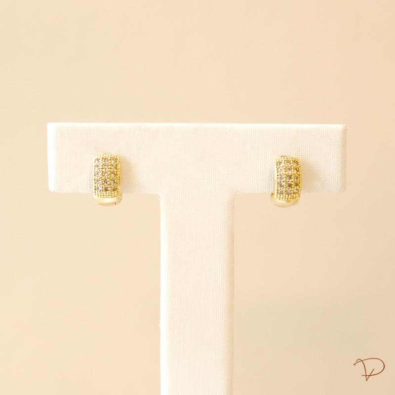 Brinco argola com três fileiras cravejadas de zircônia banhado a ouro 18k