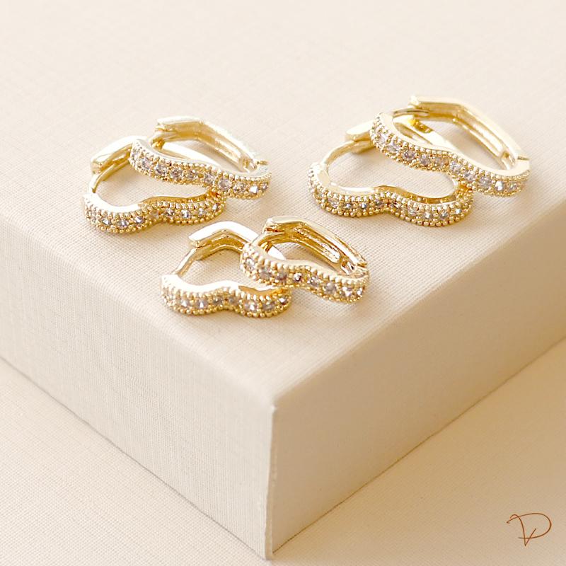 Trio de brincos argola coração cravejado de zircônias banhado a ouro 18k