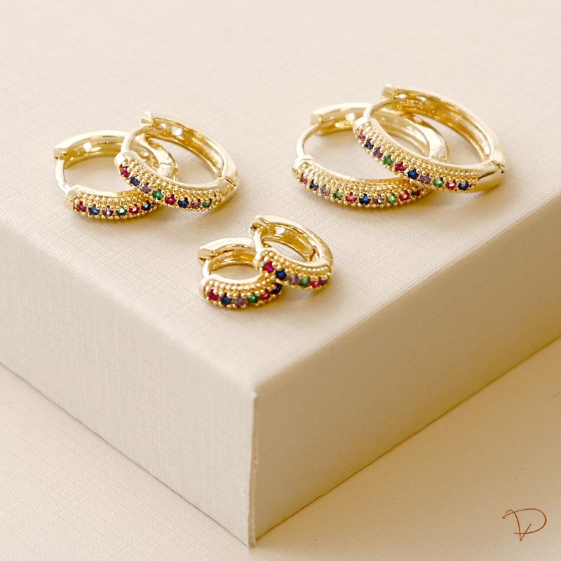 Trio de brincos argola cravejado colorido banhado a ouro 18k