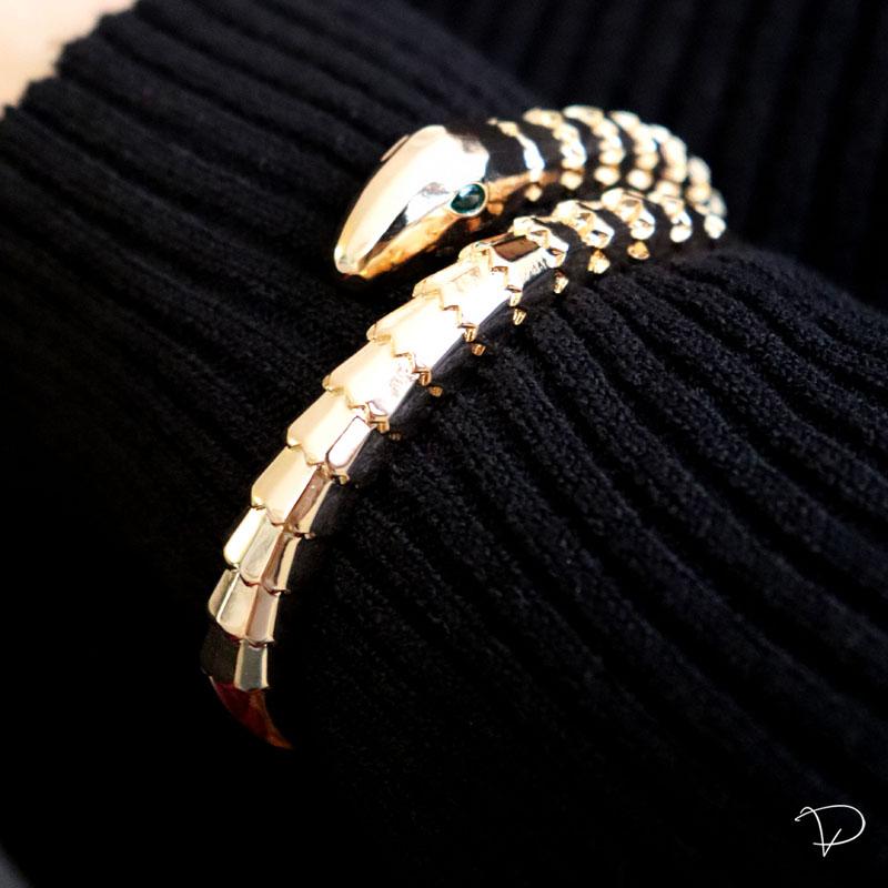 Linha Maison VP - Bracelete Cobra liso com olho em zircônia esmeralda banhado a ouro 18K